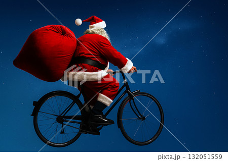 自転車に乗ったサンタクロースのイラスト素材 [132051559] - PIXTA
