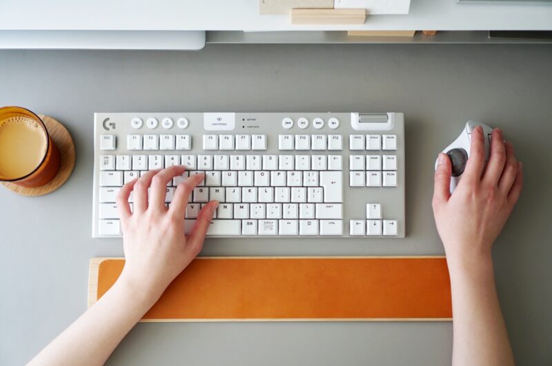 レザーとウッドの組み合わせが美しい。Grovemade(グローブメイド)の