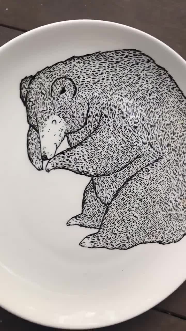 眠っているクマのプレート - 装飾的な手描きのイラスト入り風変わりな