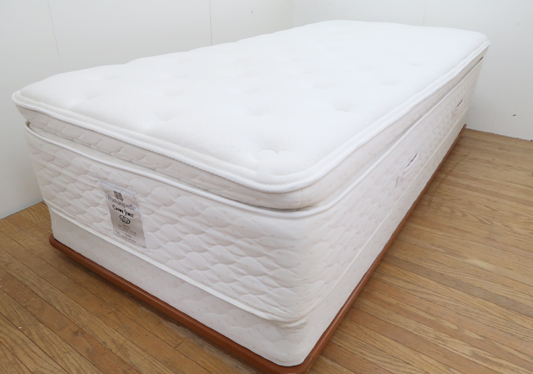 東京でシーリークラウンジュエルJade ダブルワイドベッドのベッド