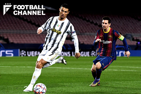 メッシとC・ロナウドが文字通りの“直接対決”。ボールを奪い合う珍しい