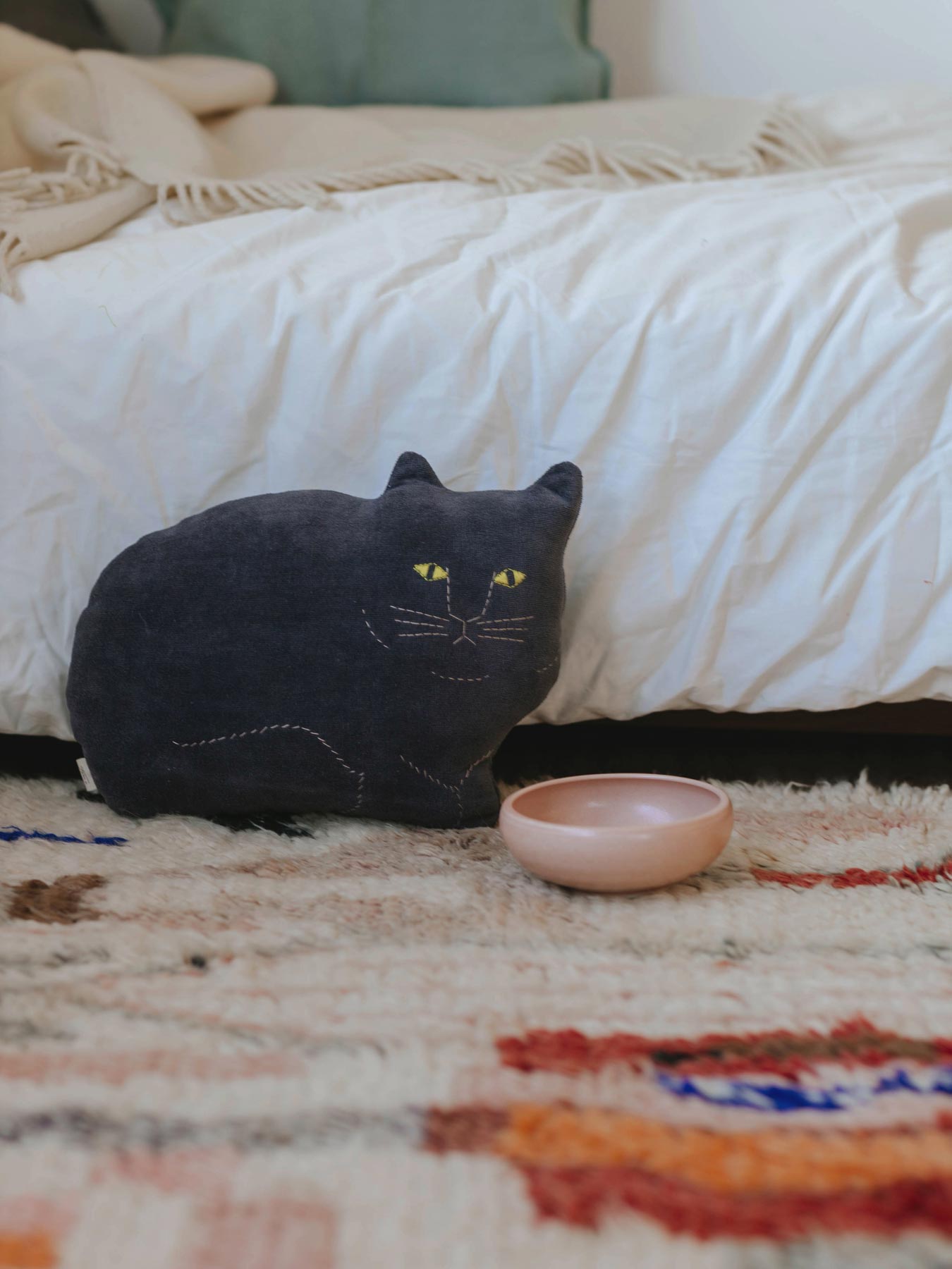 Tomotake ネコのクッション｜オブジェ・ぬいぐるみ｜オルネ ド