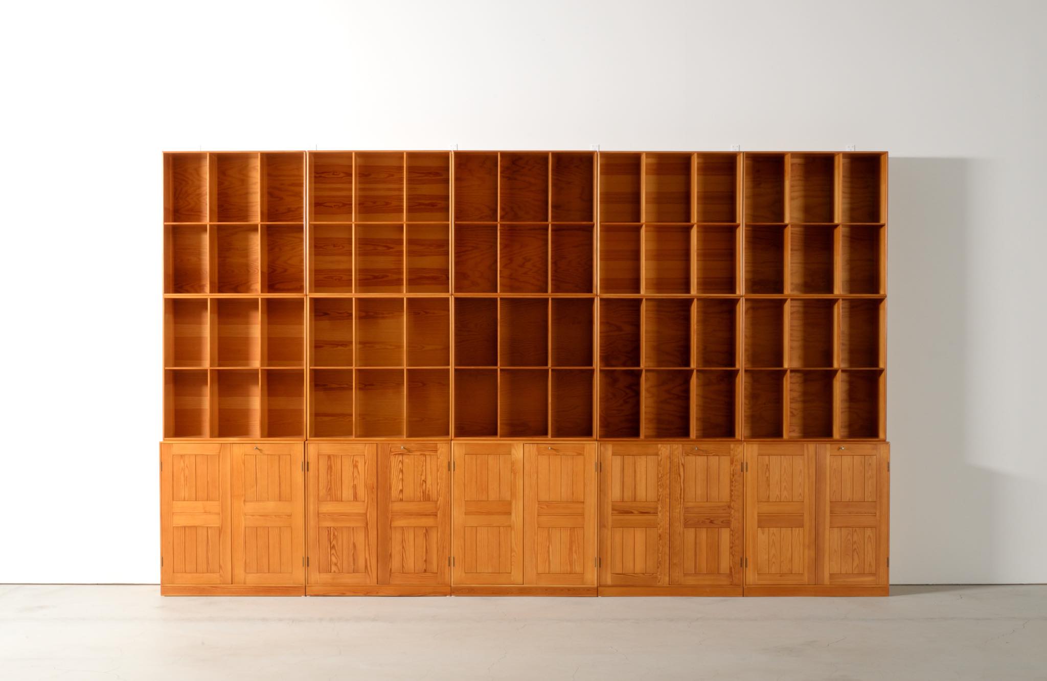 Mogens Koch Bookcase cabinet in Solid Pine ｜Luca Scandinavia