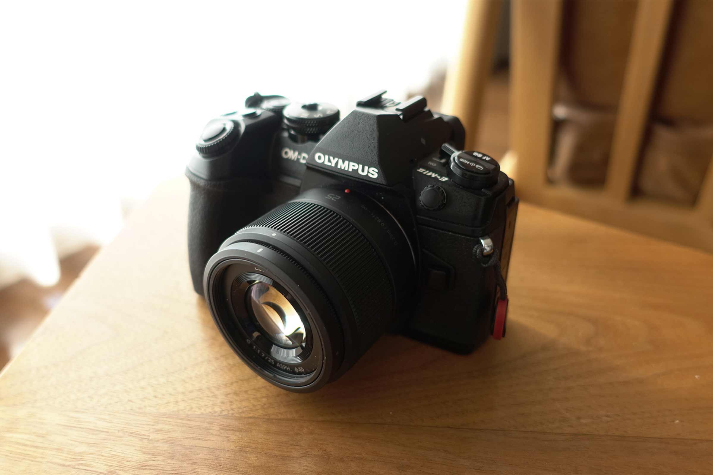 マイクロフォーサーズでもこれだけボケる。「LUMIX G 25mm/F1.7」は