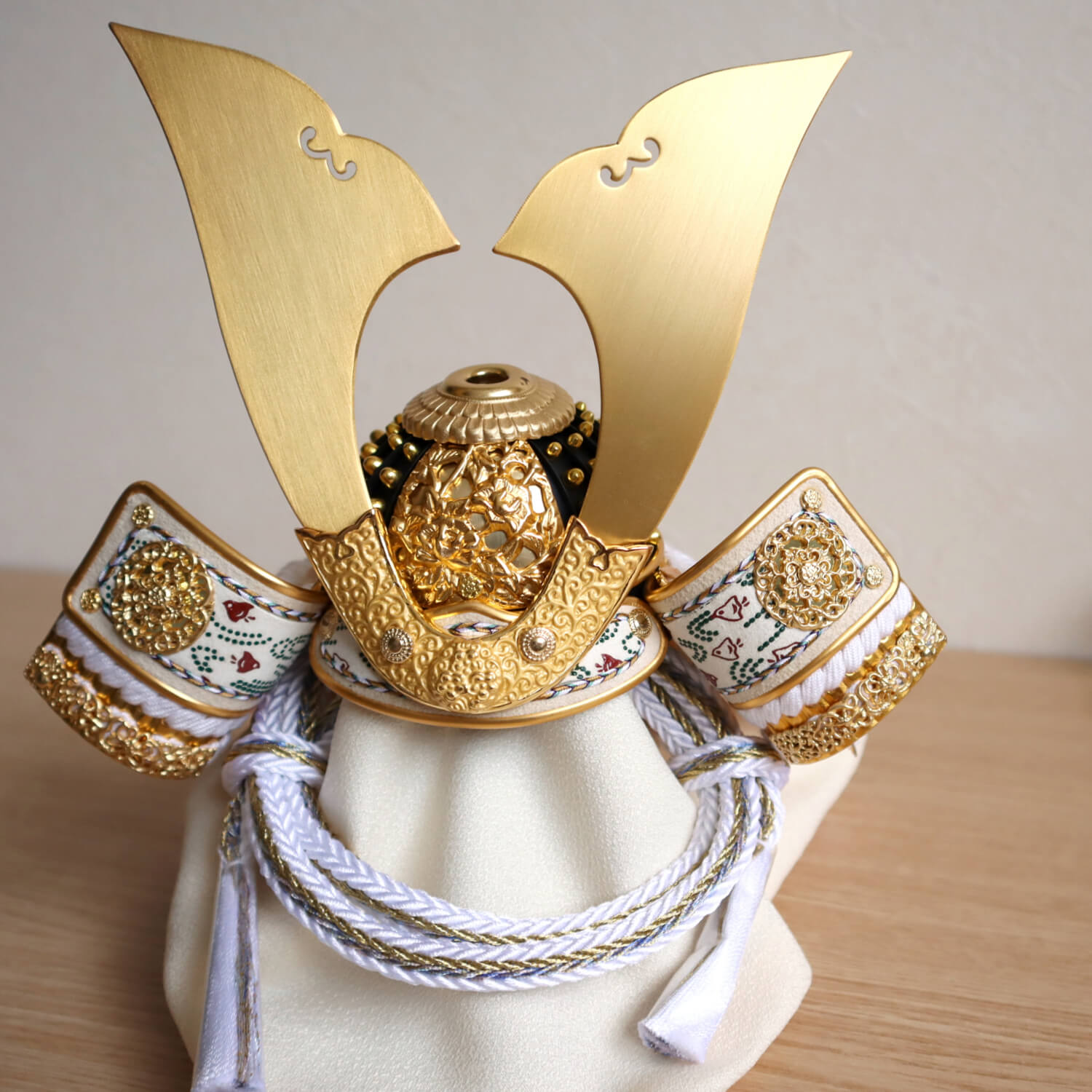 五月人形 ケース飾り 兜 伝統工芸士・平安晴峰作 7号 正絹白糸縅 本