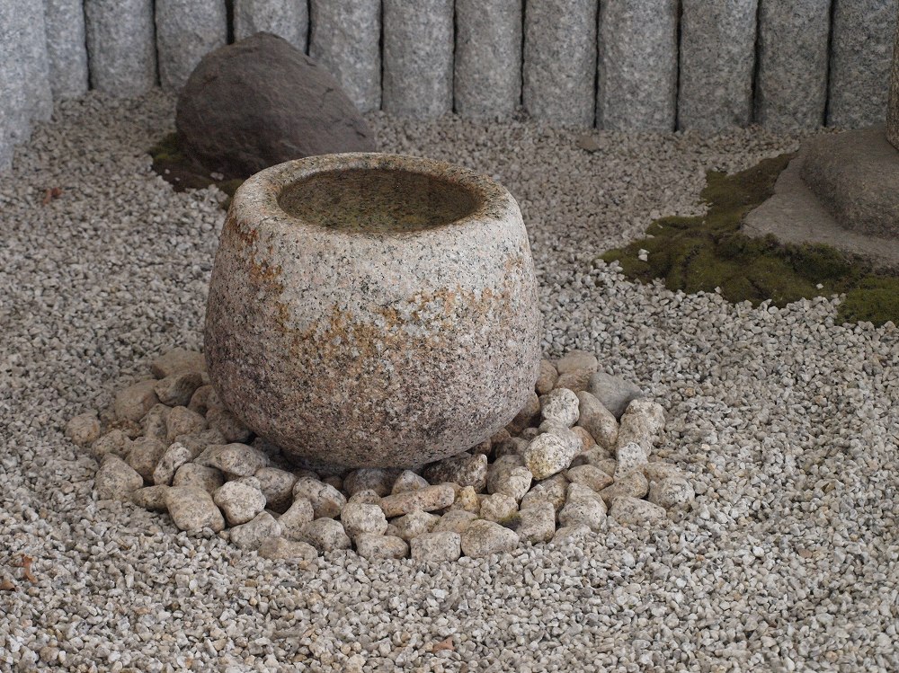 露の水鉢 万成石の製品案内愛知県岡崎市の石灯篭・水鉢蹲など石材製品