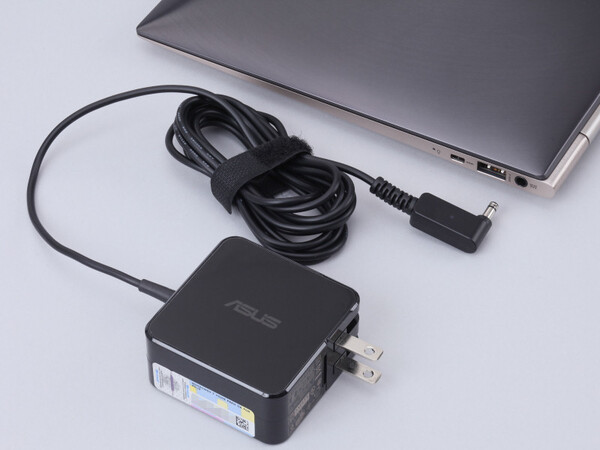 ASCII.jp：唯一の11.6型フルHD Ultrabook ZENBOOK Prime UX21A (1/3)