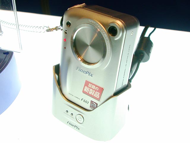 富士フイルム、第三世代スーパーCCDハニカム搭載「FinePix F601」