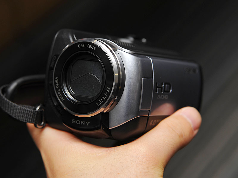 ソニー、16GBメモリ内蔵の小型AVCHDハンディカム