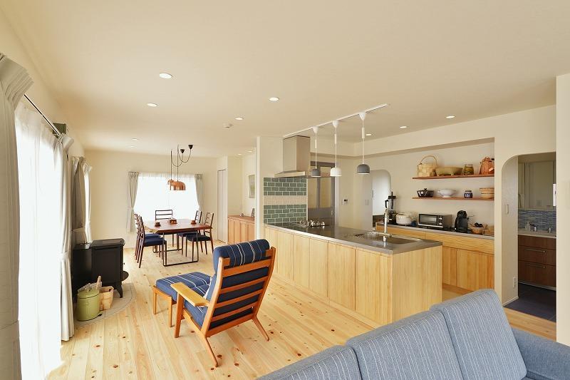 LDK(キッチンを真ん中に) - リビングダイニング事例｜SUVACO(スバコ)