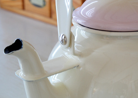 イマン エマ ホーロー レトロケトル1.5L － フレンチカントリーのバラ