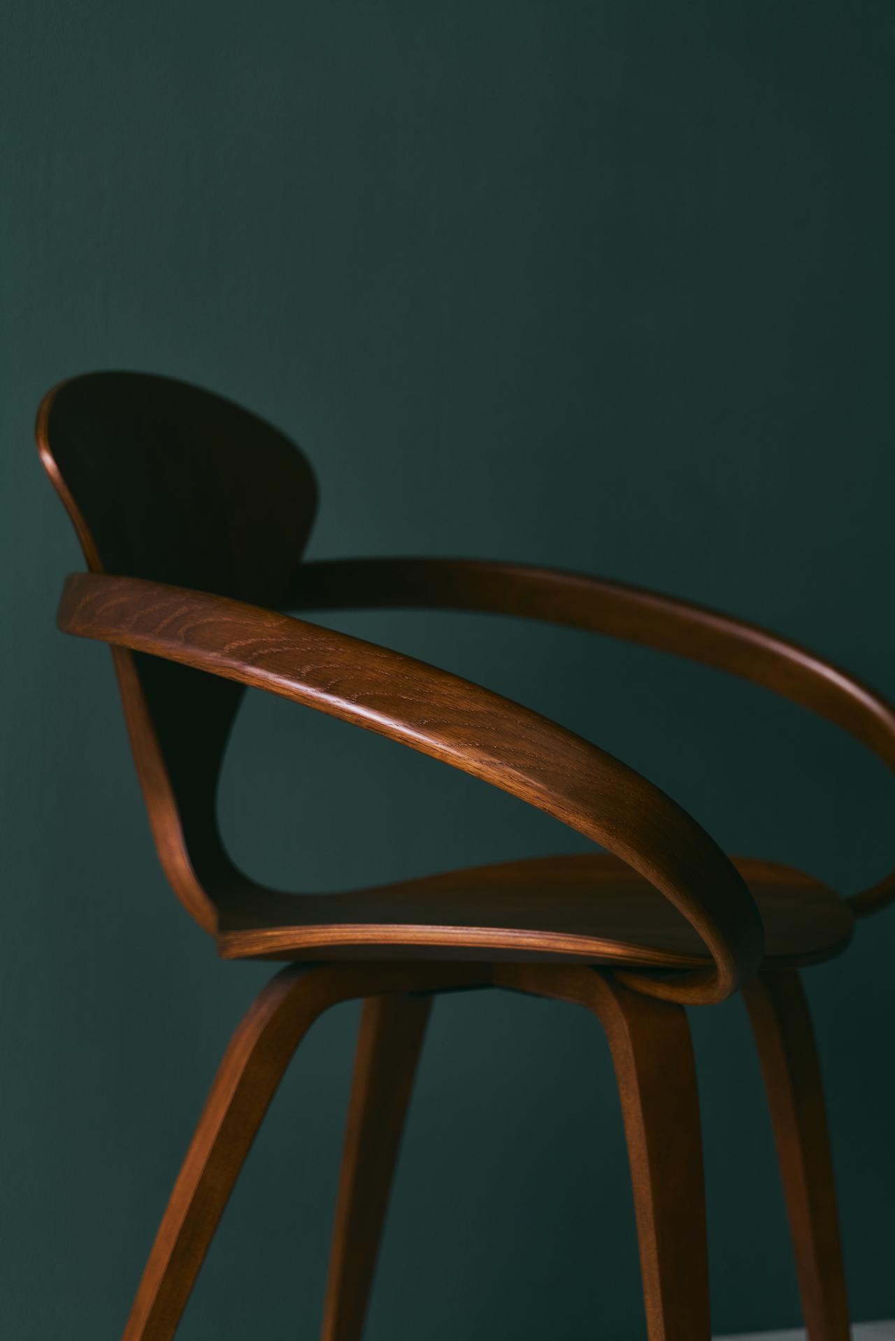 たった一脚で洗練の住まいへ── 美しき名作椅子【曲線美を愛でる