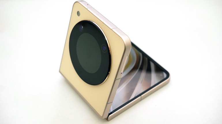 新規かMNPなら3万9800円！ZTEの激安折りたたみスマホ「Libero Flip」を