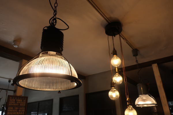 スチールの本体にガラスシェードを組み合わせて インダストリアルな