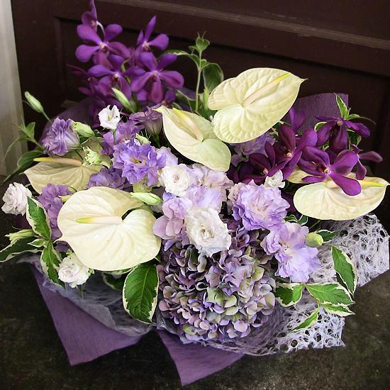 アンスリュームとトルコキキョウ・蘭のお供えアレンジメント