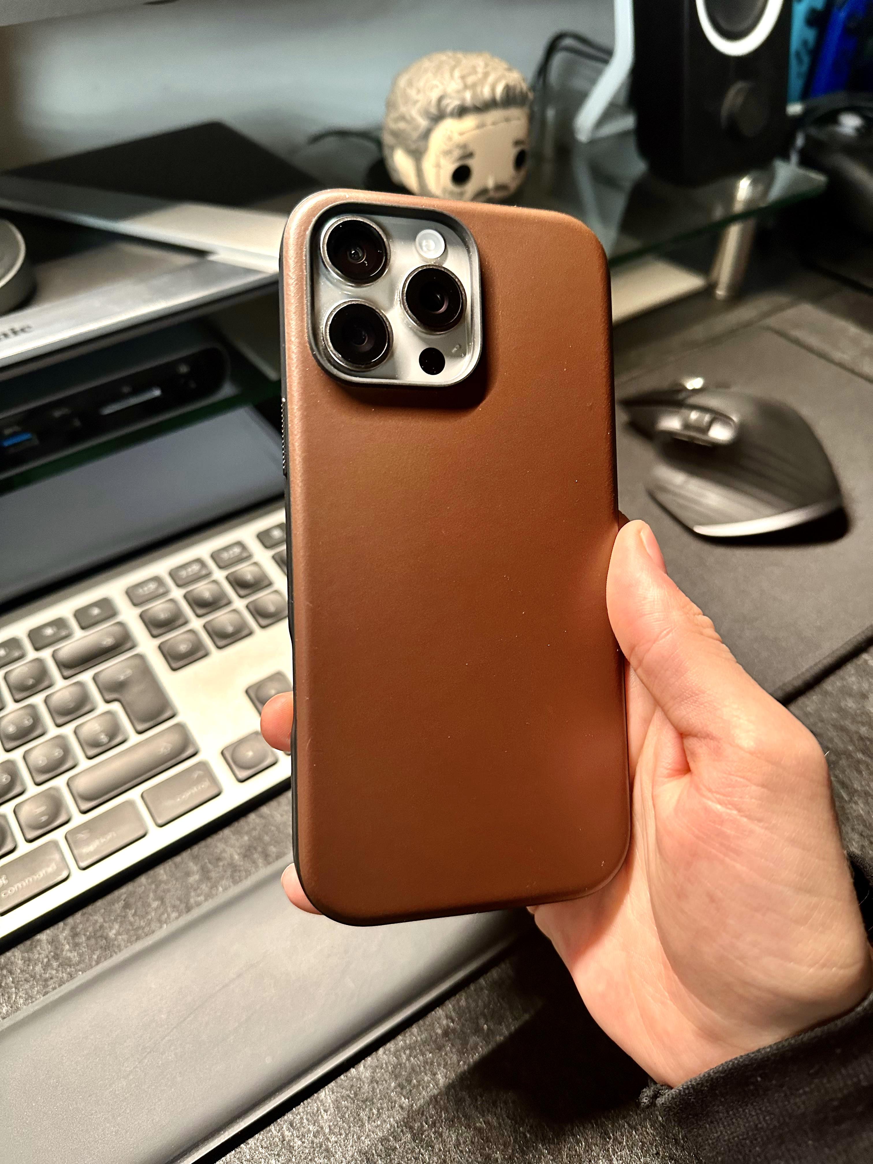 Nomad modern leather case 16PM : r/iPhone16Pro