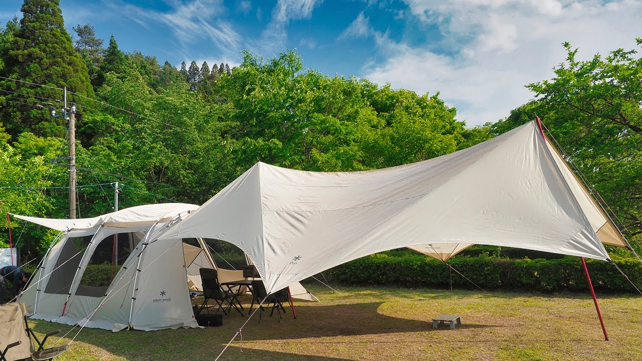 Family camping in a huge living room at Ikenokubo Green Park (Snow