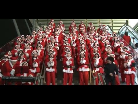 東京駅で働く人びとがサンタ姿で大合唱 「東京駅105th Anniversary 105
