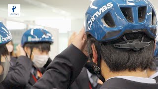 ヘルメットの着用を！】県立藤代紫水高校の生徒にヘルメット贈呈 - YouTube