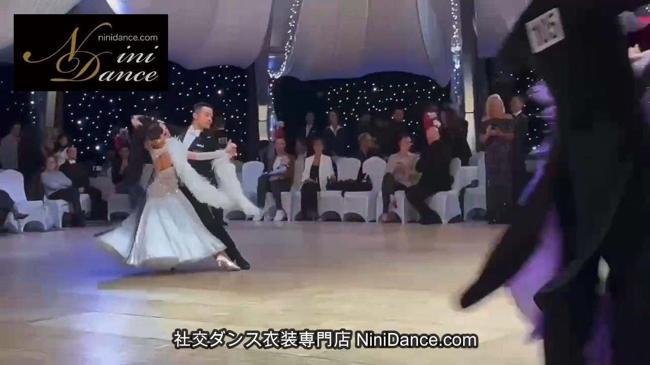 白黒グラデ羽根とスワロ煌めくモダンドレス - YouTube