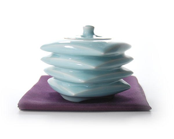 青白磁香炉 （木箱付） 作家「市川博一」