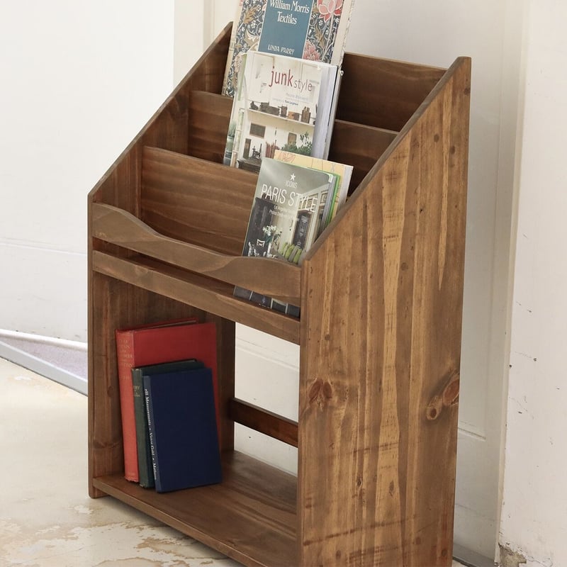 パイン材で作られた懐かしい佇まいのマガジンラック / NEIN MARKE 木製