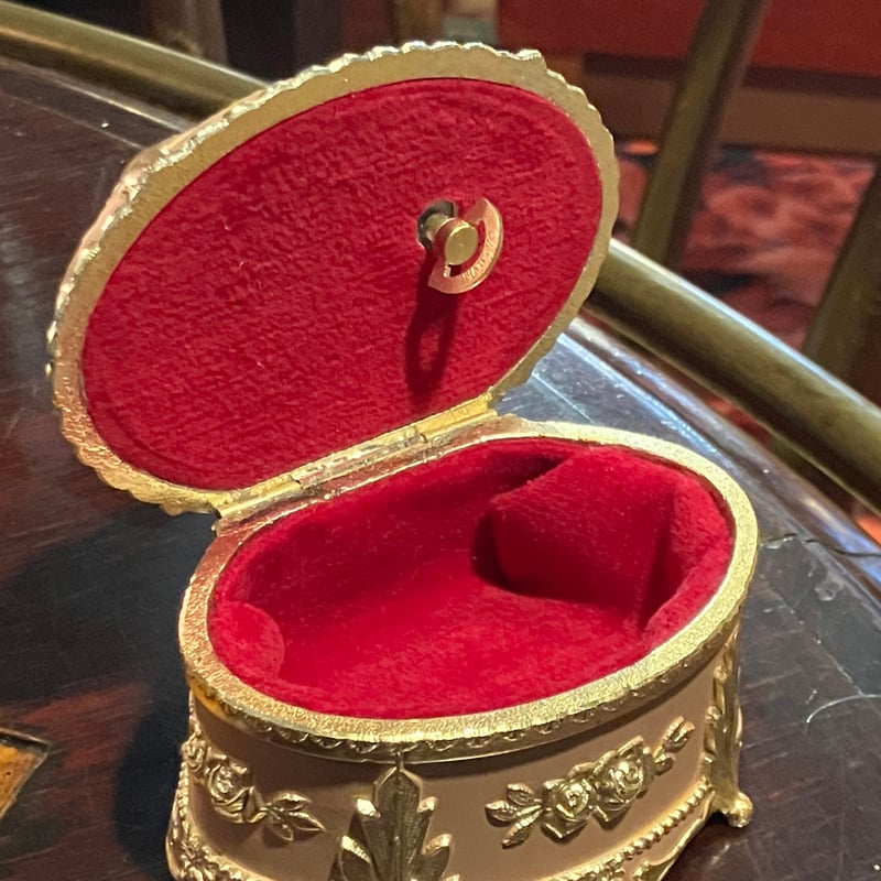 ハセガワ 百万人のオルゴール | アンティーク家具と喫茶キャバレーの