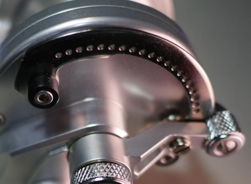 ベイトリール:ジギングと投げ釣り:HX5/2 MC RAPTOR 左ハンドル