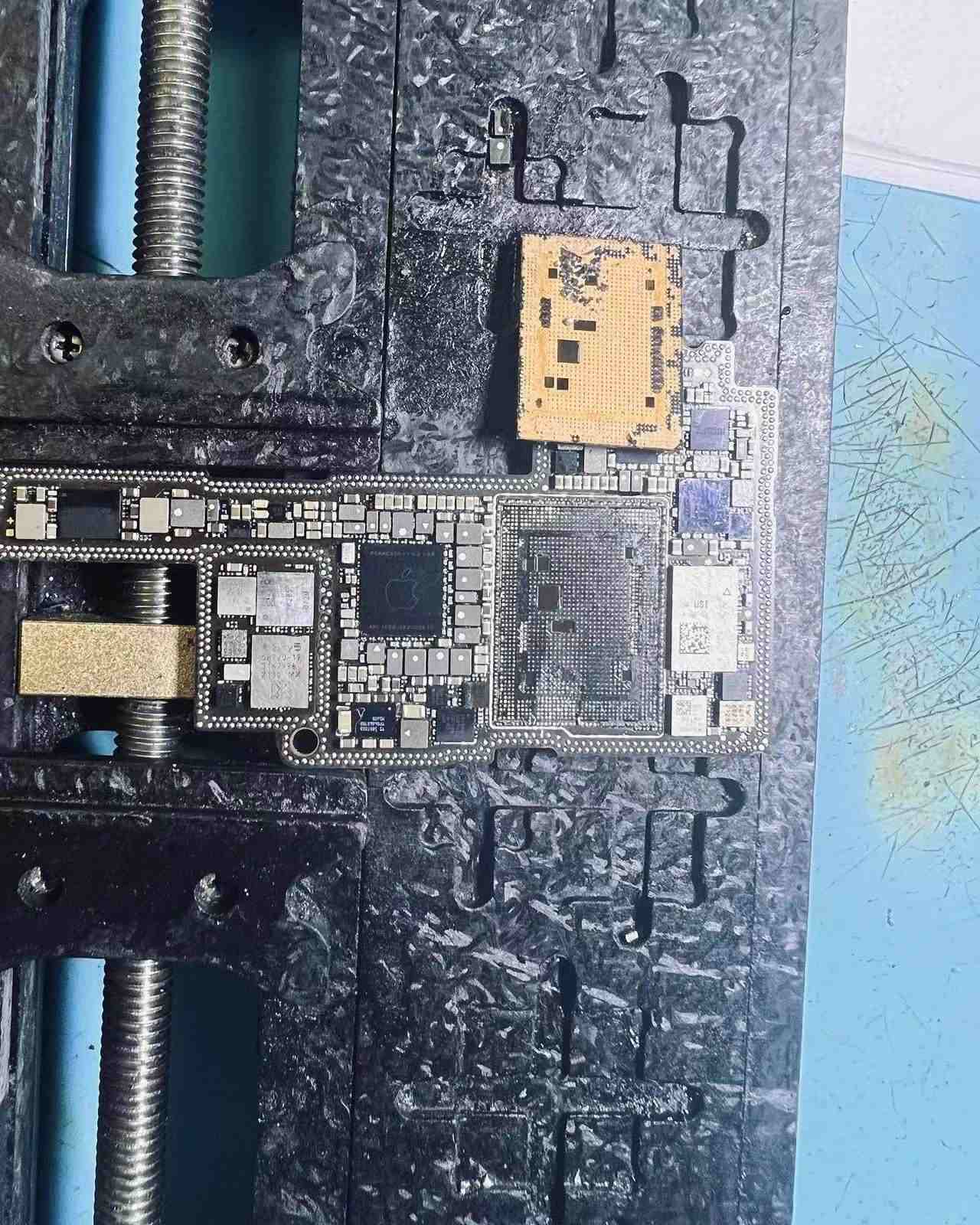 iPhone13ProMax起動不可で重度の為CPU移行でデータ復旧 - 【iPhone基板