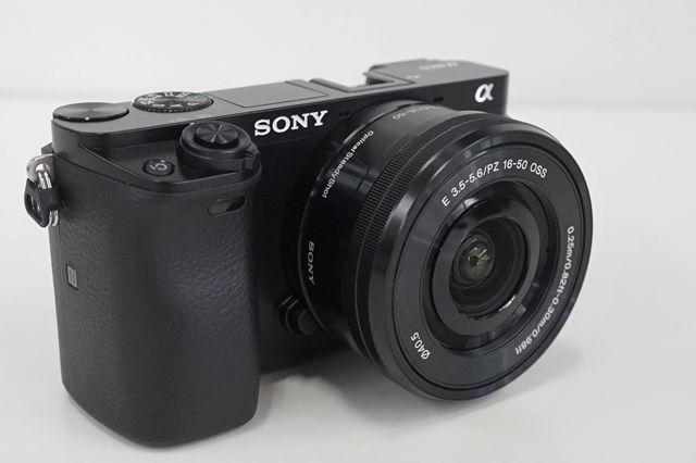 ミラーレス一眼カメラ「α6000」のブラックモデルと、レンズの
