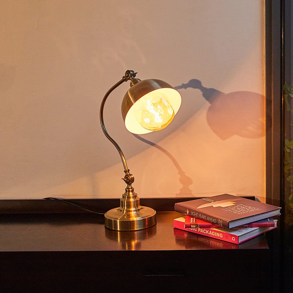 ホテルのような上質な灯り！レトロなカーブデザインのデスクライト