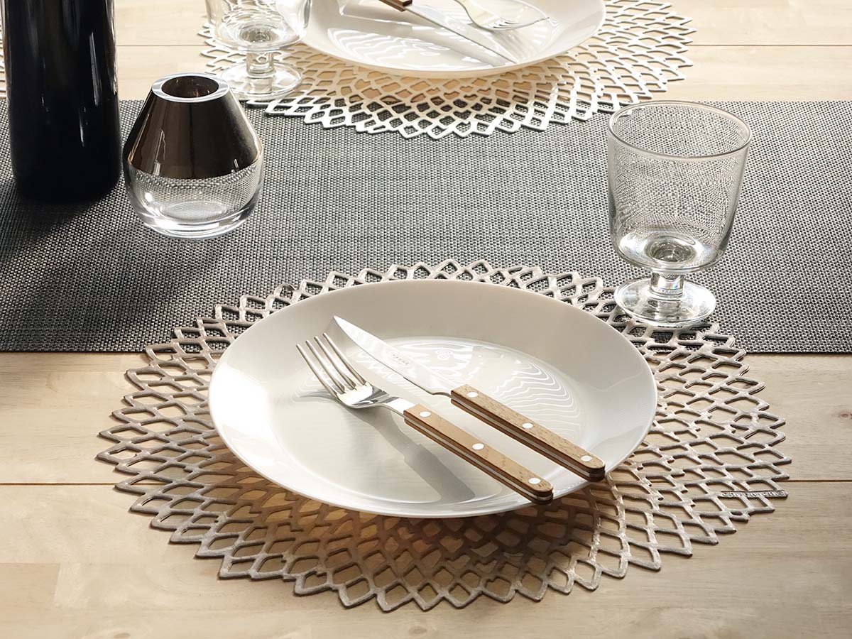 チルウィッチ ダリア ランチョンマット｜大輪のダリアを模ったガンメタル色