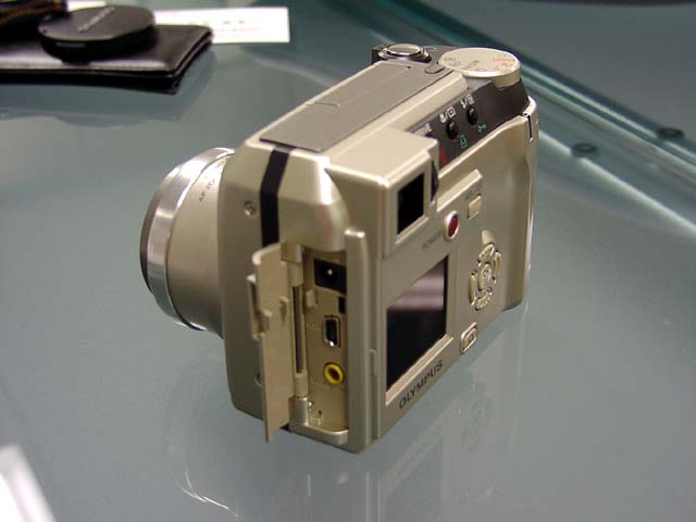 オリンパス、光学8倍ズーム300万画素「C-720 Ultra Zoom」