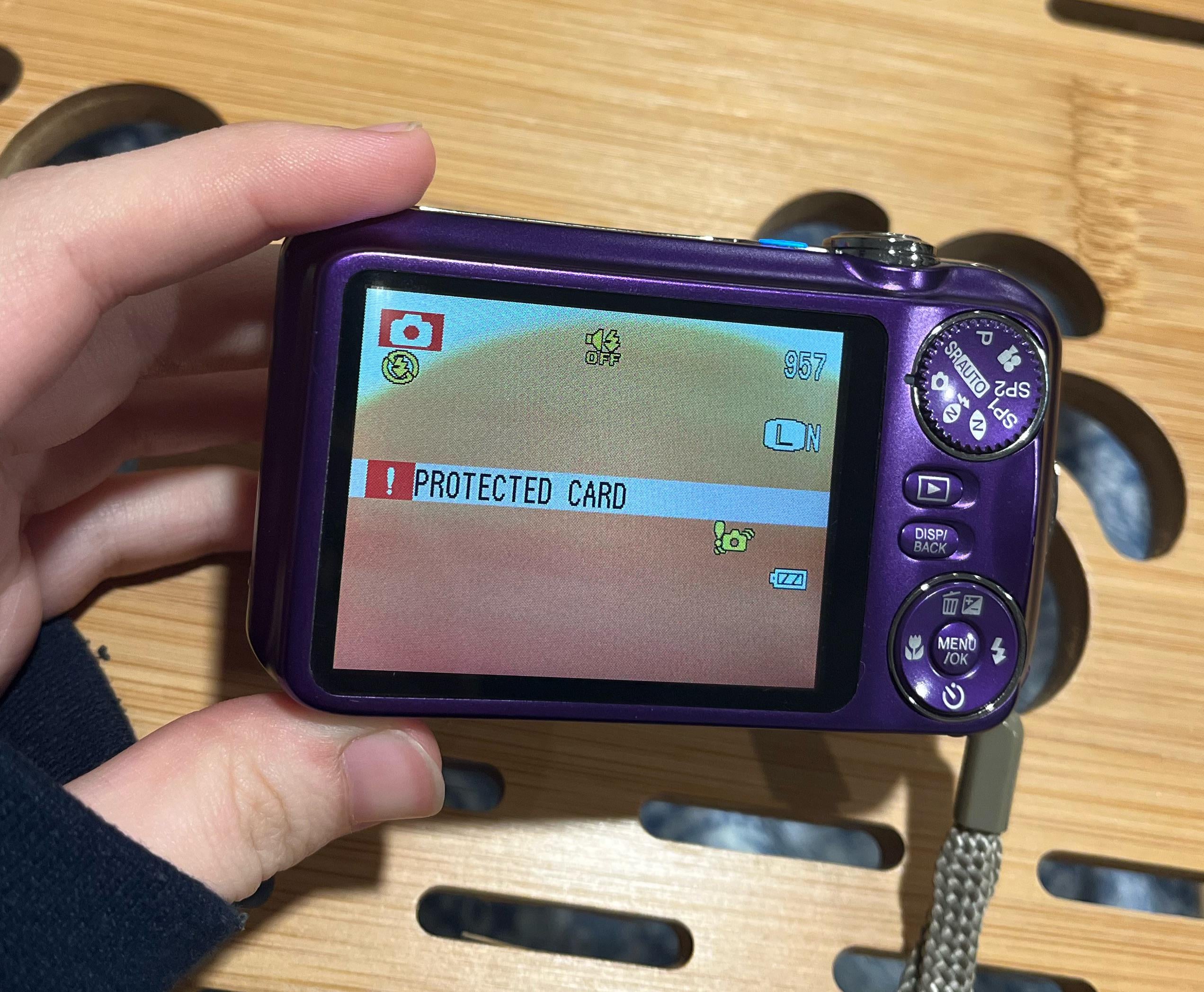 FUJIFILM のカメラが SD カードを読み込まないんだけど。どうすれば