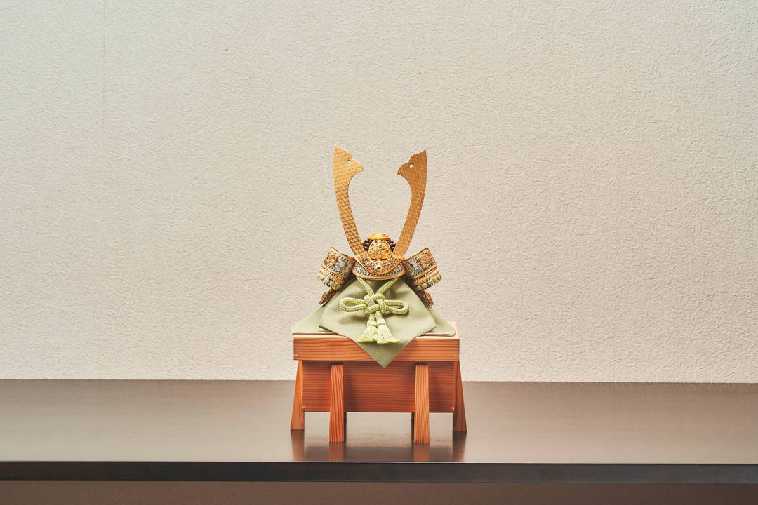 萠黄色、波千鳥の兜 - 兜櫃 – 人形工房 左京