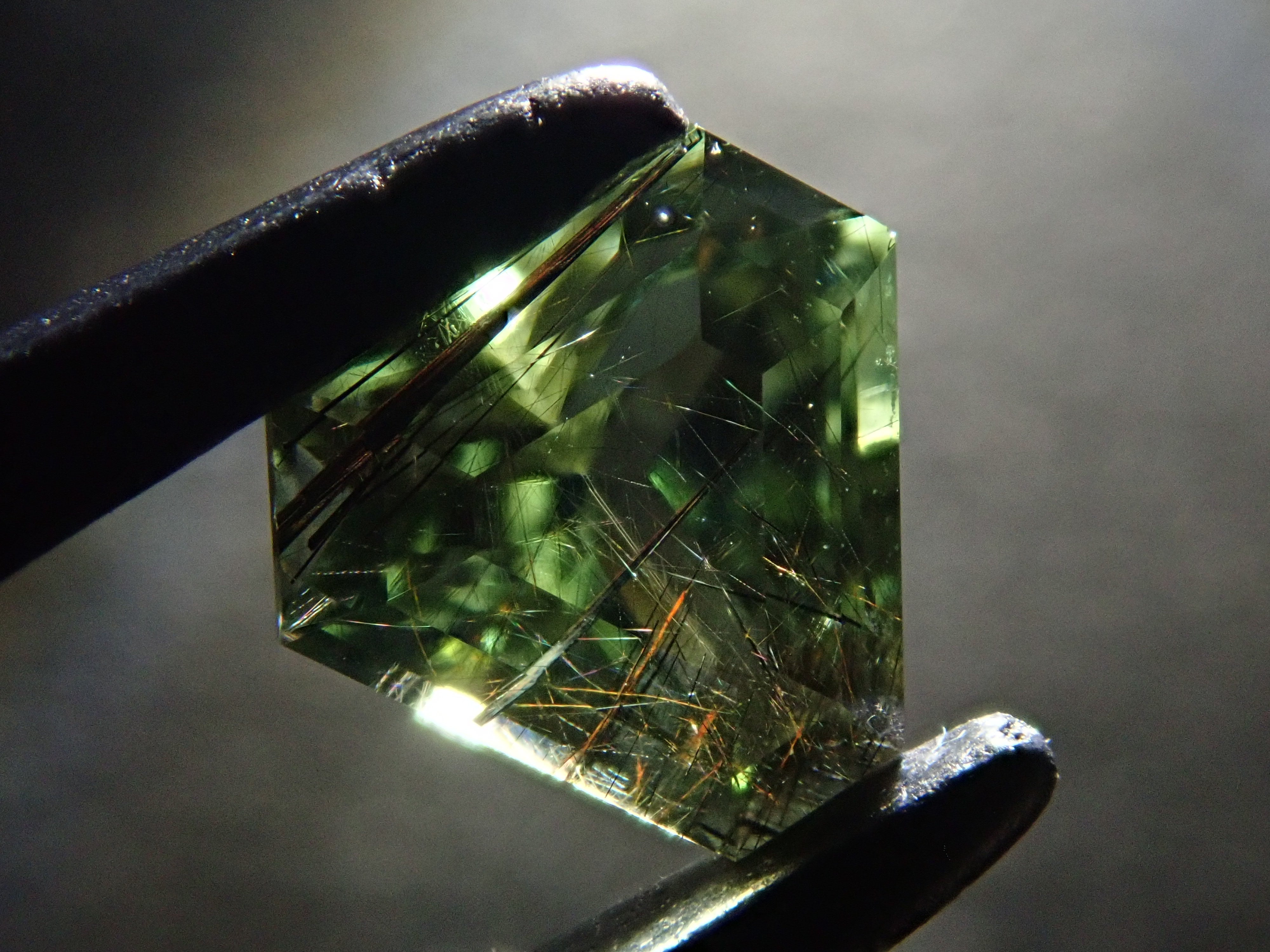 パキスタン産ルードヴィッヒアイトインペリドット 0.615ctルース