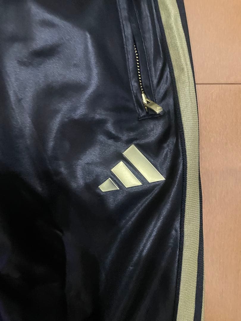 美品】アディダス 艶黒×金 ラグジュアリー トラックスーツ