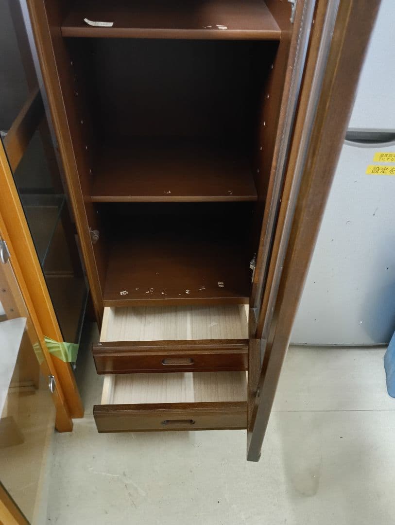 ブラウン木製キャビネット ガラス扉付き - メルカリ