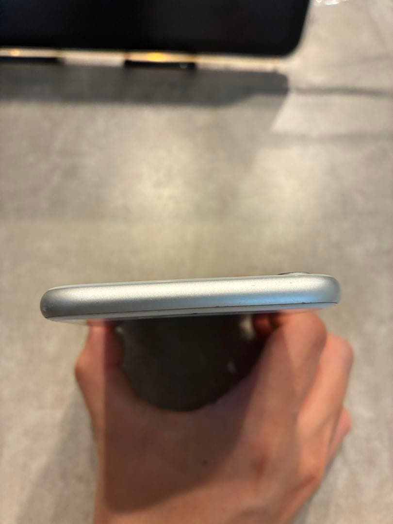 iPhone8 シルバー 本体 SIMフリー 画面割れあり - メルカリ