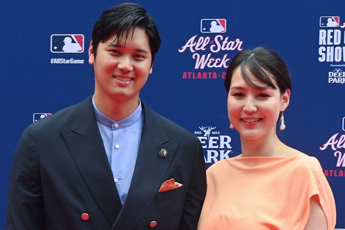 微笑ましかった」満票MVPの大谷翔平、お揃いコーデの真美子夫人と歓喜